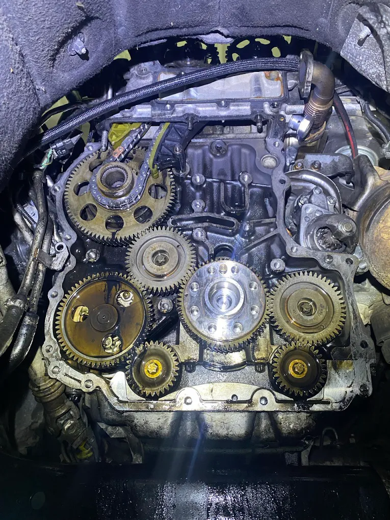 rozebrany silnik samochodowy – profesjonalna naprawa De Drive Wrocław